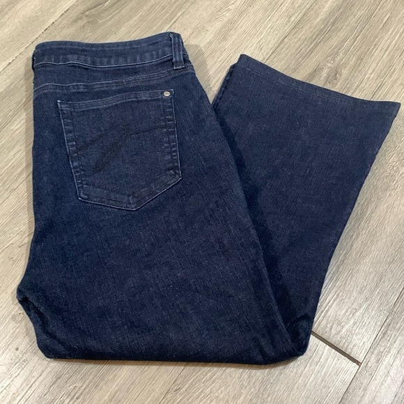 Miraclebody By Miraclesuit Dark Wash Stretch Flat Front Crop Jeans size 14 - Picture 1 of 11